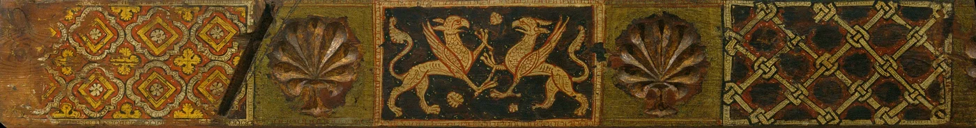 Fragment eines Kassettendeckenbalkens mit Greifen, Pflanzenmotiven und verschlungenen Motiven